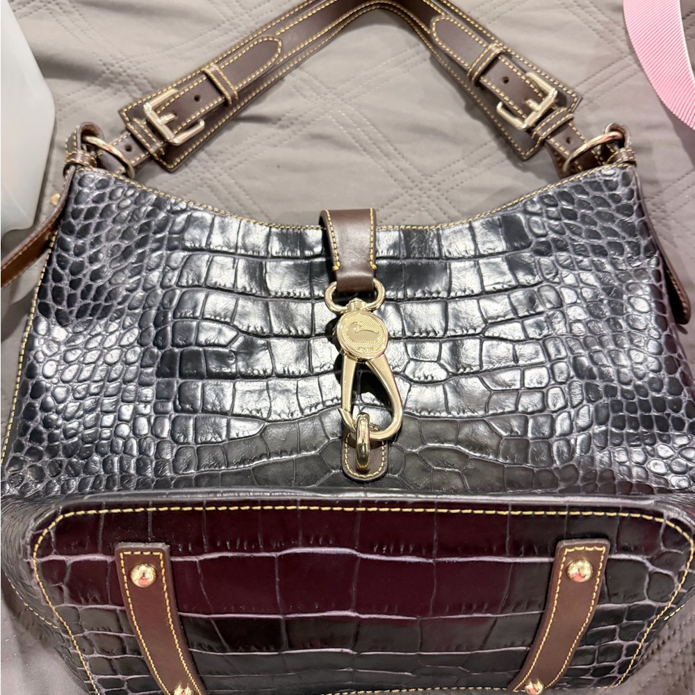 Elegant Black Crocodile-Embossed Women's Bag